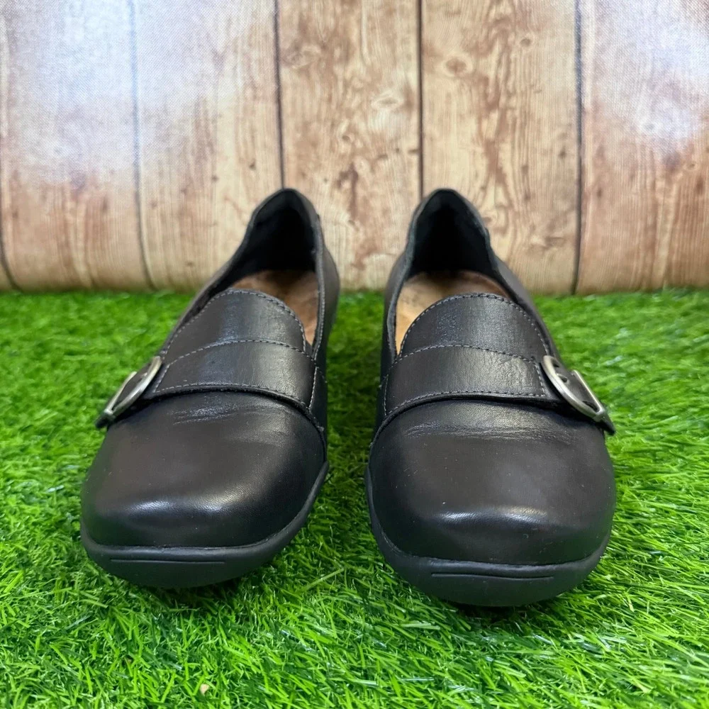 Taos Uppity Loafers Womens sizee 7.5 Black Leather Buckle Comfort